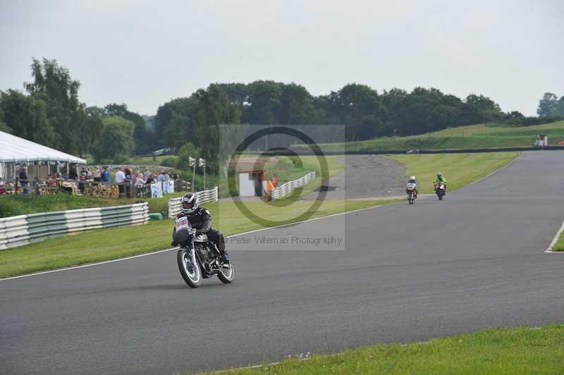 Mallory park Leicestershire;Mallory park photographs;Motorcycle action photographs;classic bikes;event digital images;eventdigitalimages;mallory park;no limits trackday;peter wileman photography;vintage bikes;vintage motorcycles;vmcc festival 1000 bikes