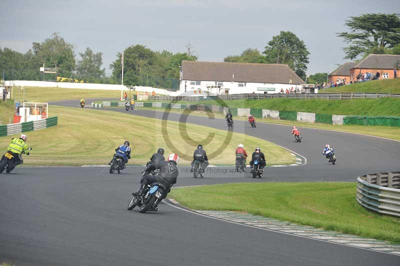 Mallory park Leicestershire;Mallory park photographs;Motorcycle action photographs;classic bikes;event digital images;eventdigitalimages;mallory park;no limits trackday;peter wileman photography;vintage bikes;vintage motorcycles;vmcc festival 1000 bikes