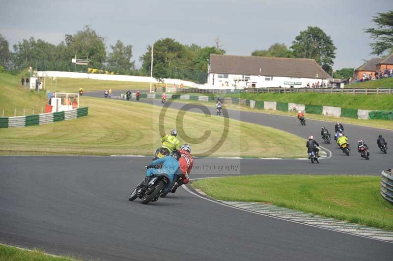 Mallory park Leicestershire;Mallory park photographs;Motorcycle action photographs;classic bikes;event digital images;eventdigitalimages;mallory park;no limits trackday;peter wileman photography;vintage bikes;vintage motorcycles;vmcc festival 1000 bikes