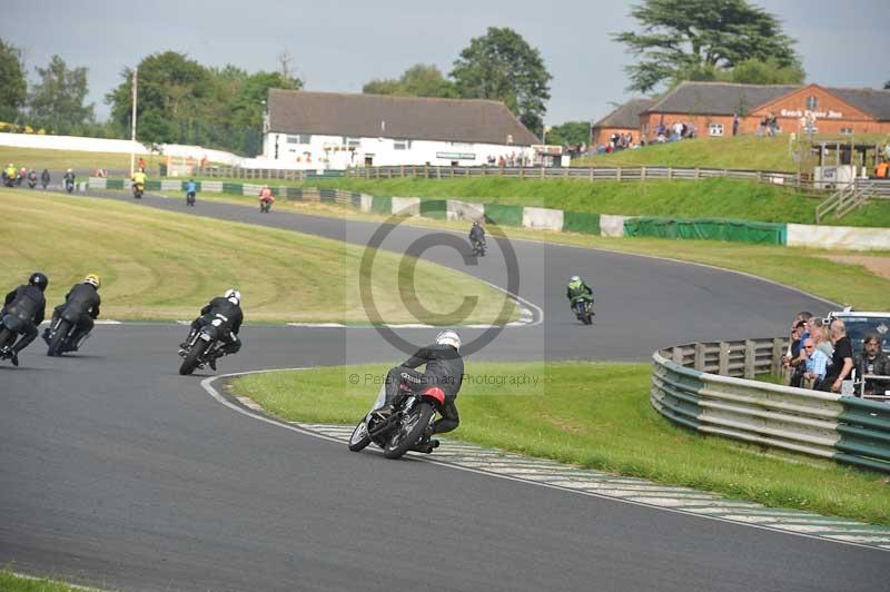 Mallory park Leicestershire;Mallory park photographs;Motorcycle action photographs;classic bikes;event digital images;eventdigitalimages;mallory park;no limits trackday;peter wileman photography;vintage bikes;vintage motorcycles;vmcc festival 1000 bikes