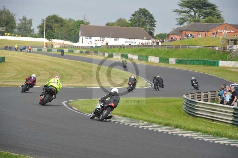 Mallory park Leicestershire;Mallory park photographs;Motorcycle action photographs;classic bikes;event digital images;eventdigitalimages;mallory park;no limits trackday;peter wileman photography;vintage bikes;vintage motorcycles;vmcc festival 1000 bikes