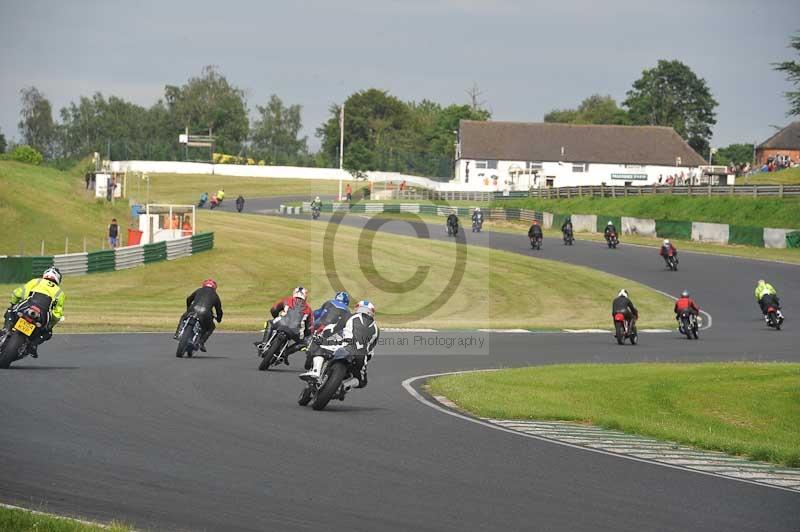 Mallory park Leicestershire;Mallory park photographs;Motorcycle action photographs;classic bikes;event digital images;eventdigitalimages;mallory park;no limits trackday;peter wileman photography;vintage bikes;vintage motorcycles;vmcc festival 1000 bikes