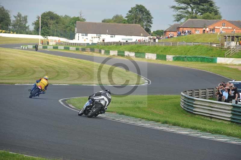 Mallory park Leicestershire;Mallory park photographs;Motorcycle action photographs;classic bikes;event digital images;eventdigitalimages;mallory park;no limits trackday;peter wileman photography;vintage bikes;vintage motorcycles;vmcc festival 1000 bikes