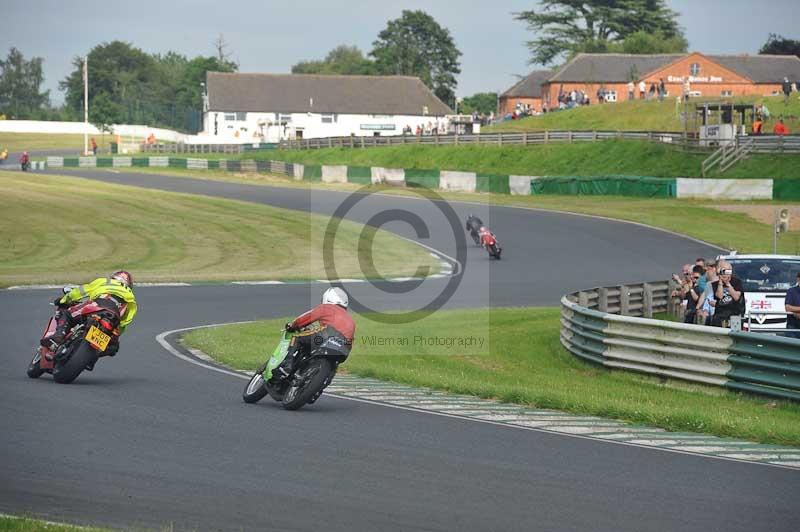 Mallory park Leicestershire;Mallory park photographs;Motorcycle action photographs;classic bikes;event digital images;eventdigitalimages;mallory park;no limits trackday;peter wileman photography;vintage bikes;vintage motorcycles;vmcc festival 1000 bikes