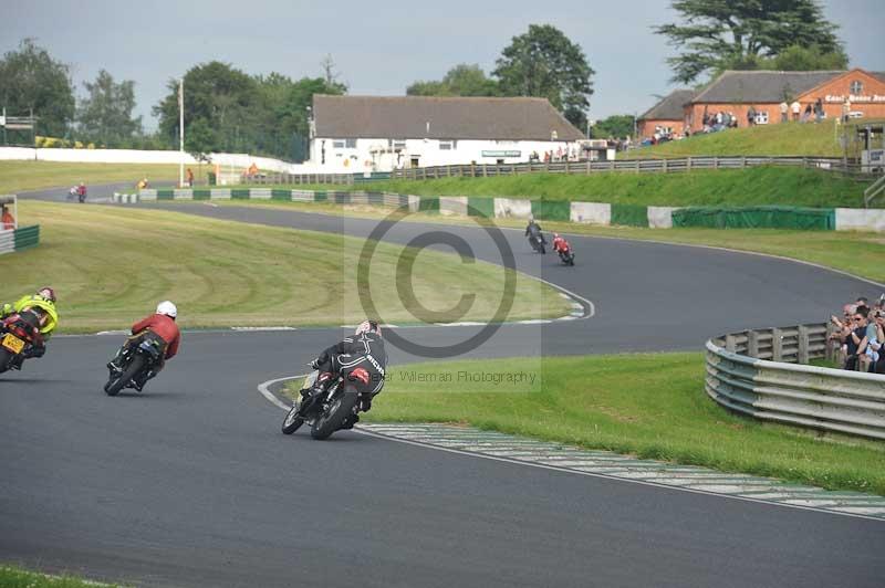 Mallory park Leicestershire;Mallory park photographs;Motorcycle action photographs;classic bikes;event digital images;eventdigitalimages;mallory park;no limits trackday;peter wileman photography;vintage bikes;vintage motorcycles;vmcc festival 1000 bikes