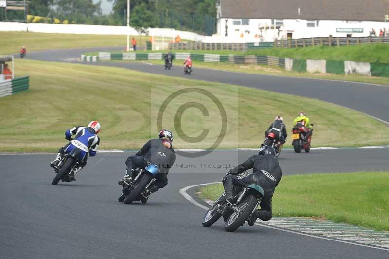 Mallory park Leicestershire;Mallory park photographs;Motorcycle action photographs;classic bikes;event digital images;eventdigitalimages;mallory park;no limits trackday;peter wileman photography;vintage bikes;vintage motorcycles;vmcc festival 1000 bikes
