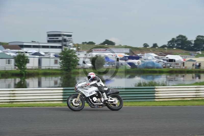 Mallory park Leicestershire;Mallory park photographs;Motorcycle action photographs;classic bikes;event digital images;eventdigitalimages;mallory park;no limits trackday;peter wileman photography;vintage bikes;vintage motorcycles;vmcc festival 1000 bikes