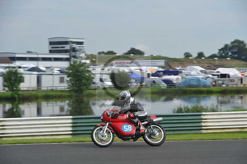 Mallory park Leicestershire;Mallory park photographs;Motorcycle action photographs;classic bikes;event digital images;eventdigitalimages;mallory park;no limits trackday;peter wileman photography;vintage bikes;vintage motorcycles;vmcc festival 1000 bikes