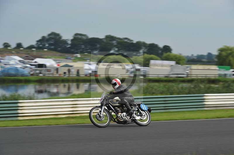 Mallory park Leicestershire;Mallory park photographs;Motorcycle action photographs;classic bikes;event digital images;eventdigitalimages;mallory park;no limits trackday;peter wileman photography;vintage bikes;vintage motorcycles;vmcc festival 1000 bikes