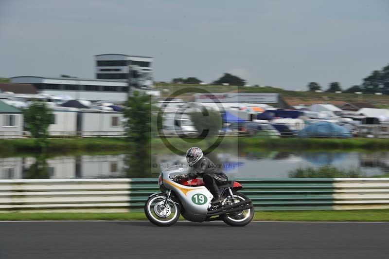 Mallory park Leicestershire;Mallory park photographs;Motorcycle action photographs;classic bikes;event digital images;eventdigitalimages;mallory park;no limits trackday;peter wileman photography;vintage bikes;vintage motorcycles;vmcc festival 1000 bikes