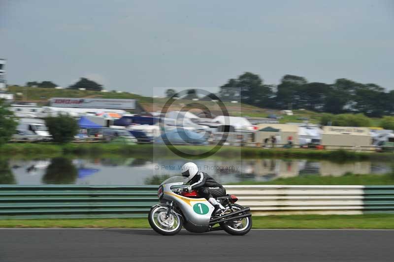 Mallory park Leicestershire;Mallory park photographs;Motorcycle action photographs;classic bikes;event digital images;eventdigitalimages;mallory park;no limits trackday;peter wileman photography;vintage bikes;vintage motorcycles;vmcc festival 1000 bikes