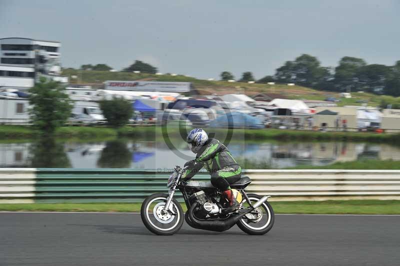Mallory park Leicestershire;Mallory park photographs;Motorcycle action photographs;classic bikes;event digital images;eventdigitalimages;mallory park;no limits trackday;peter wileman photography;vintage bikes;vintage motorcycles;vmcc festival 1000 bikes