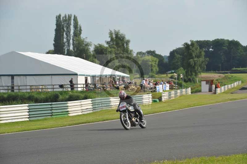 Mallory park Leicestershire;Mallory park photographs;Motorcycle action photographs;classic bikes;event digital images;eventdigitalimages;mallory park;no limits trackday;peter wileman photography;vintage bikes;vintage motorcycles;vmcc festival 1000 bikes