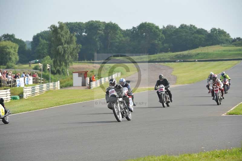 Mallory park Leicestershire;Mallory park photographs;Motorcycle action photographs;classic bikes;event digital images;eventdigitalimages;mallory park;no limits trackday;peter wileman photography;vintage bikes;vintage motorcycles;vmcc festival 1000 bikes