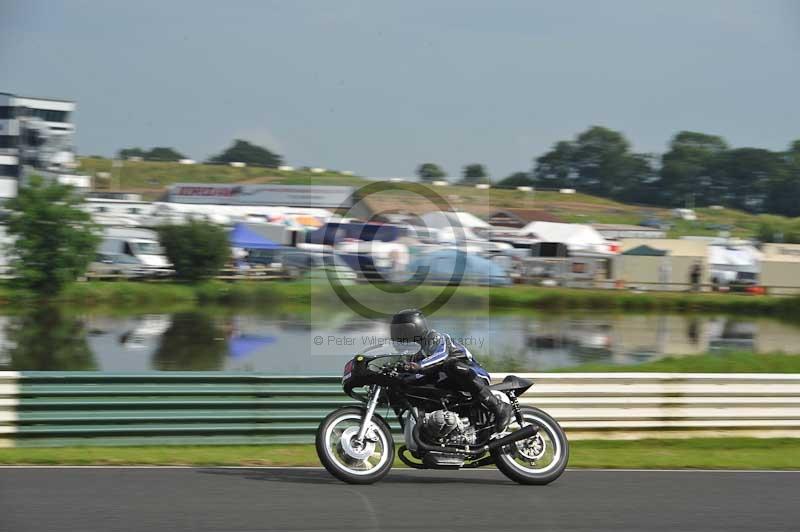 Mallory park Leicestershire;Mallory park photographs;Motorcycle action photographs;classic bikes;event digital images;eventdigitalimages;mallory park;no limits trackday;peter wileman photography;vintage bikes;vintage motorcycles;vmcc festival 1000 bikes