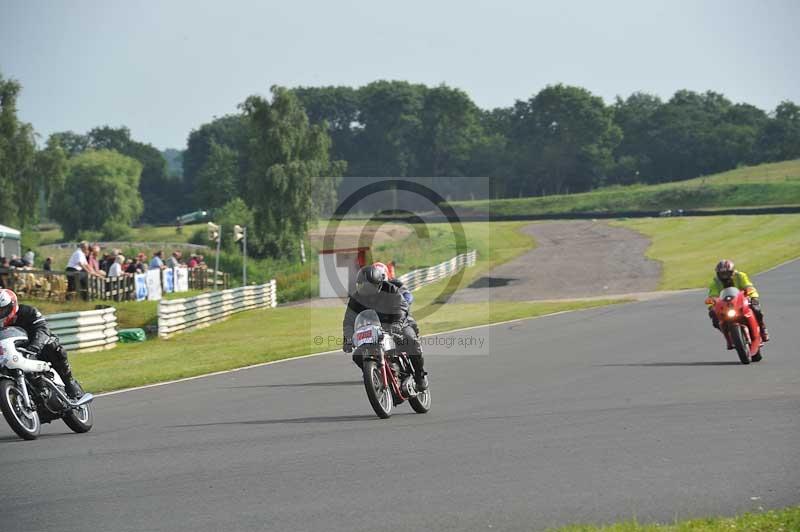Mallory park Leicestershire;Mallory park photographs;Motorcycle action photographs;classic bikes;event digital images;eventdigitalimages;mallory park;no limits trackday;peter wileman photography;vintage bikes;vintage motorcycles;vmcc festival 1000 bikes