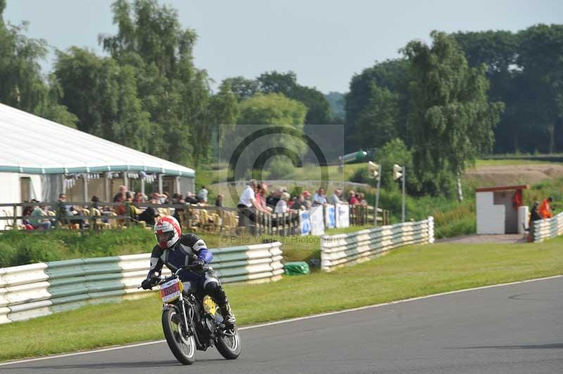 Mallory park Leicestershire;Mallory park photographs;Motorcycle action photographs;classic bikes;event digital images;eventdigitalimages;mallory park;no limits trackday;peter wileman photography;vintage bikes;vintage motorcycles;vmcc festival 1000 bikes