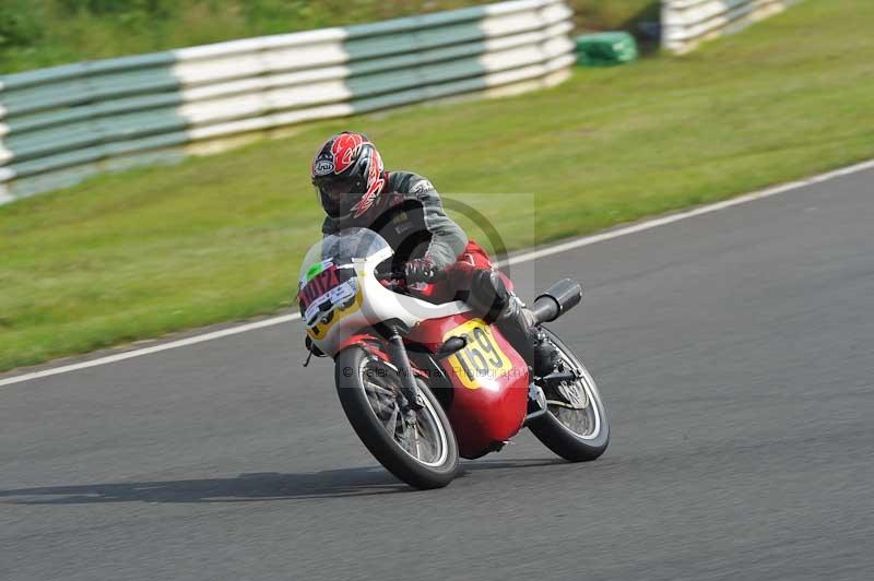 Mallory park Leicestershire;Mallory park photographs;Motorcycle action photographs;classic bikes;event digital images;eventdigitalimages;mallory park;no limits trackday;peter wileman photography;vintage bikes;vintage motorcycles;vmcc festival 1000 bikes