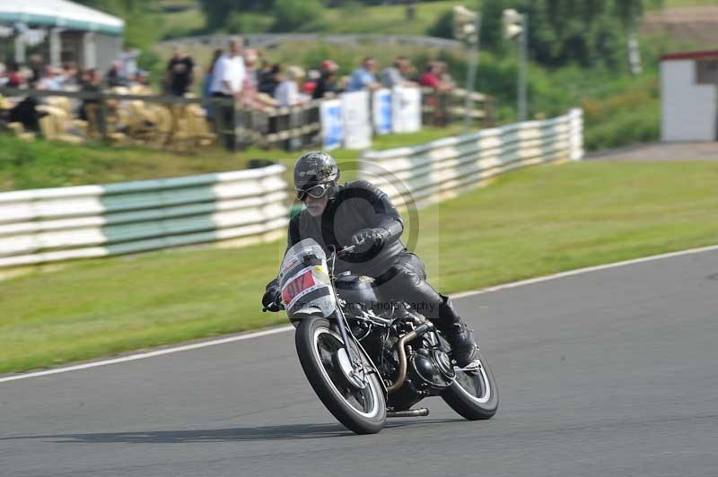 Mallory park Leicestershire;Mallory park photographs;Motorcycle action photographs;classic bikes;event digital images;eventdigitalimages;mallory park;no limits trackday;peter wileman photography;vintage bikes;vintage motorcycles;vmcc festival 1000 bikes