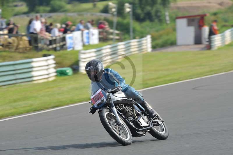 Mallory park Leicestershire;Mallory park photographs;Motorcycle action photographs;classic bikes;event digital images;eventdigitalimages;mallory park;no limits trackday;peter wileman photography;vintage bikes;vintage motorcycles;vmcc festival 1000 bikes