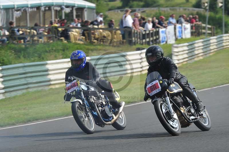 Mallory park Leicestershire;Mallory park photographs;Motorcycle action photographs;classic bikes;event digital images;eventdigitalimages;mallory park;no limits trackday;peter wileman photography;vintage bikes;vintage motorcycles;vmcc festival 1000 bikes