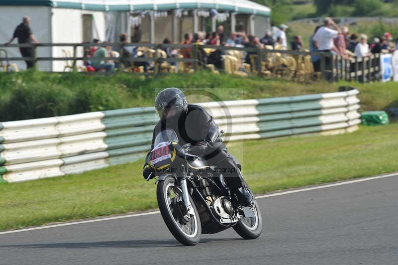 Mallory park Leicestershire;Mallory park photographs;Motorcycle action photographs;classic bikes;event digital images;eventdigitalimages;mallory park;no limits trackday;peter wileman photography;vintage bikes;vintage motorcycles;vmcc festival 1000 bikes