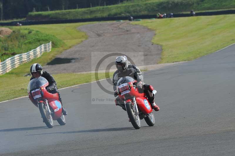 Mallory park Leicestershire;Mallory park photographs;Motorcycle action photographs;classic bikes;event digital images;eventdigitalimages;mallory park;no limits trackday;peter wileman photography;vintage bikes;vintage motorcycles;vmcc festival 1000 bikes