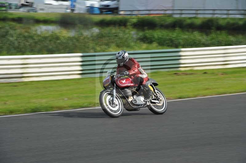 Mallory park Leicestershire;Mallory park photographs;Motorcycle action photographs;classic bikes;event digital images;eventdigitalimages;mallory park;no limits trackday;peter wileman photography;vintage bikes;vintage motorcycles;vmcc festival 1000 bikes