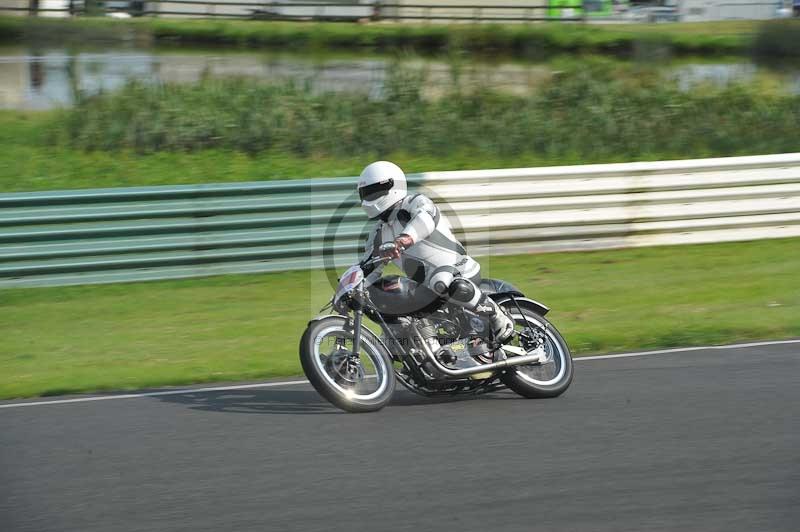 Mallory park Leicestershire;Mallory park photographs;Motorcycle action photographs;classic bikes;event digital images;eventdigitalimages;mallory park;no limits trackday;peter wileman photography;vintage bikes;vintage motorcycles;vmcc festival 1000 bikes