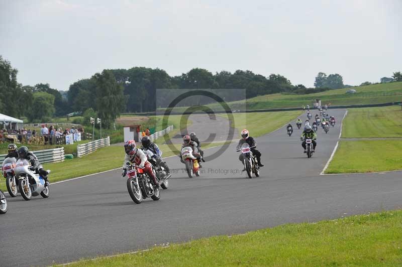 Mallory park Leicestershire;Mallory park photographs;Motorcycle action photographs;classic bikes;event digital images;eventdigitalimages;mallory park;no limits trackday;peter wileman photography;vintage bikes;vintage motorcycles;vmcc festival 1000 bikes