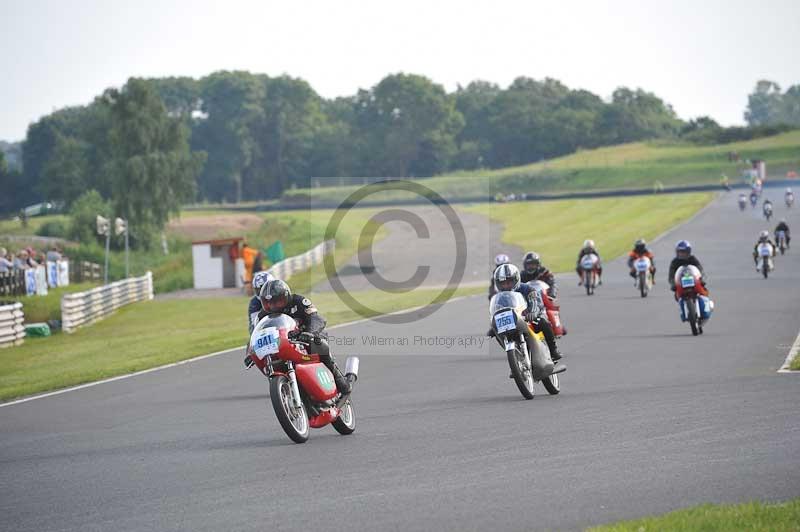 Mallory park Leicestershire;Mallory park photographs;Motorcycle action photographs;classic bikes;event digital images;eventdigitalimages;mallory park;no limits trackday;peter wileman photography;vintage bikes;vintage motorcycles;vmcc festival 1000 bikes