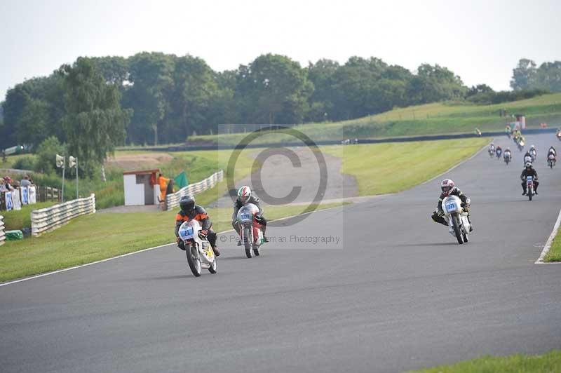 Mallory park Leicestershire;Mallory park photographs;Motorcycle action photographs;classic bikes;event digital images;eventdigitalimages;mallory park;no limits trackday;peter wileman photography;vintage bikes;vintage motorcycles;vmcc festival 1000 bikes