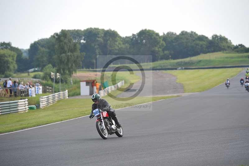 Mallory park Leicestershire;Mallory park photographs;Motorcycle action photographs;classic bikes;event digital images;eventdigitalimages;mallory park;no limits trackday;peter wileman photography;vintage bikes;vintage motorcycles;vmcc festival 1000 bikes