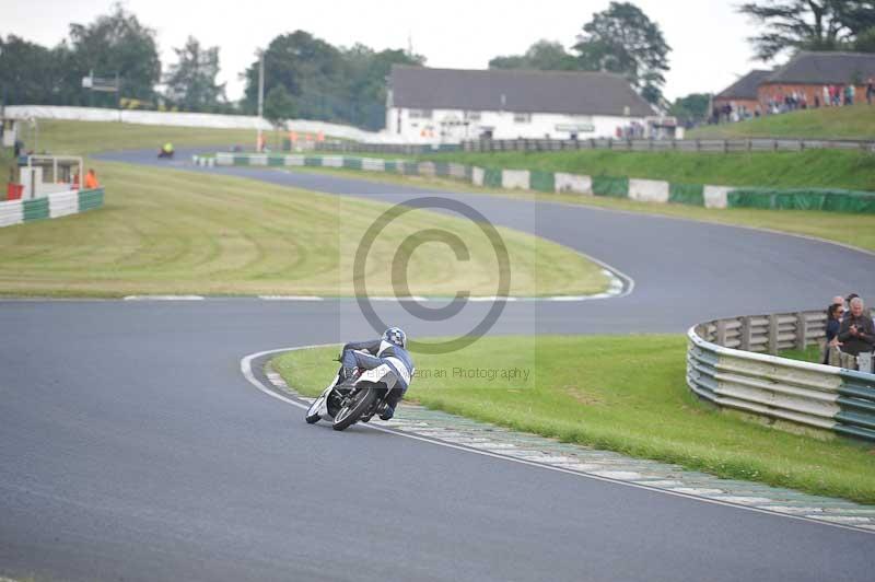 Mallory park Leicestershire;Mallory park photographs;Motorcycle action photographs;classic bikes;event digital images;eventdigitalimages;mallory park;no limits trackday;peter wileman photography;vintage bikes;vintage motorcycles;vmcc festival 1000 bikes
