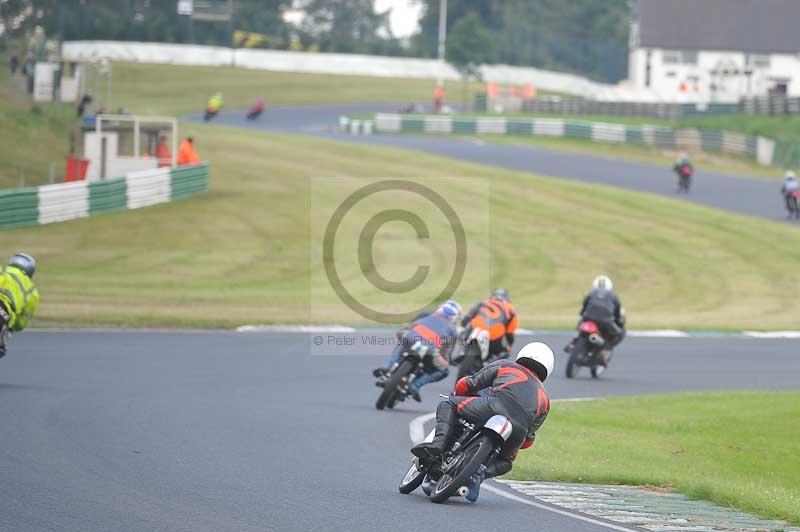 Mallory park Leicestershire;Mallory park photographs;Motorcycle action photographs;classic bikes;event digital images;eventdigitalimages;mallory park;no limits trackday;peter wileman photography;vintage bikes;vintage motorcycles;vmcc festival 1000 bikes