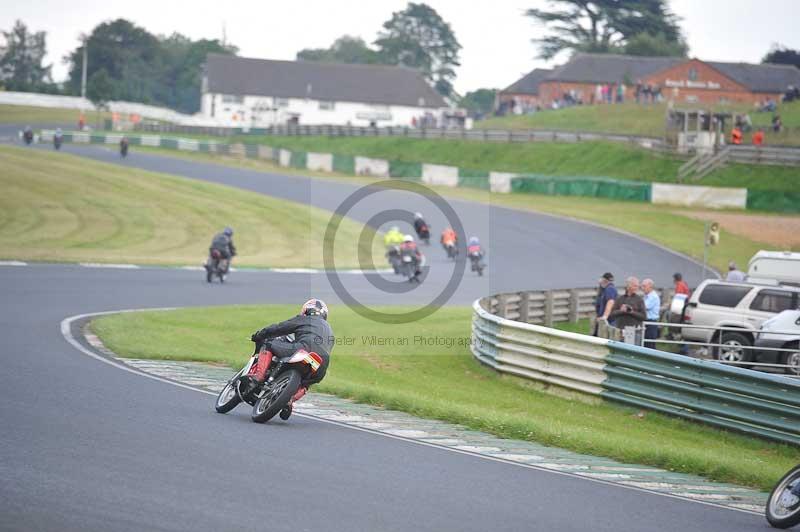Mallory park Leicestershire;Mallory park photographs;Motorcycle action photographs;classic bikes;event digital images;eventdigitalimages;mallory park;no limits trackday;peter wileman photography;vintage bikes;vintage motorcycles;vmcc festival 1000 bikes