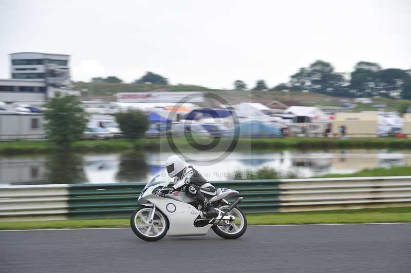 Mallory park Leicestershire;Mallory park photographs;Motorcycle action photographs;classic bikes;event digital images;eventdigitalimages;mallory park;no limits trackday;peter wileman photography;vintage bikes;vintage motorcycles;vmcc festival 1000 bikes