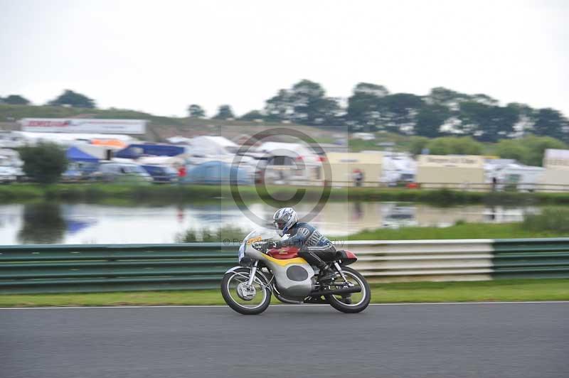 Mallory park Leicestershire;Mallory park photographs;Motorcycle action photographs;classic bikes;event digital images;eventdigitalimages;mallory park;no limits trackday;peter wileman photography;vintage bikes;vintage motorcycles;vmcc festival 1000 bikes