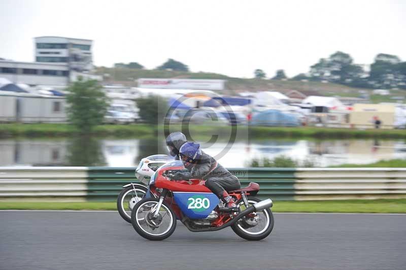 Mallory park Leicestershire;Mallory park photographs;Motorcycle action photographs;classic bikes;event digital images;eventdigitalimages;mallory park;no limits trackday;peter wileman photography;vintage bikes;vintage motorcycles;vmcc festival 1000 bikes