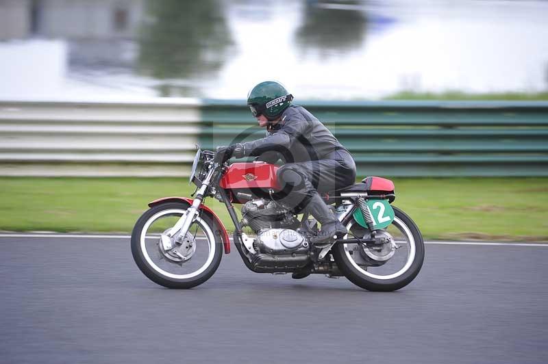 Mallory park Leicestershire;Mallory park photographs;Motorcycle action photographs;classic bikes;event digital images;eventdigitalimages;mallory park;no limits trackday;peter wileman photography;vintage bikes;vintage motorcycles;vmcc festival 1000 bikes