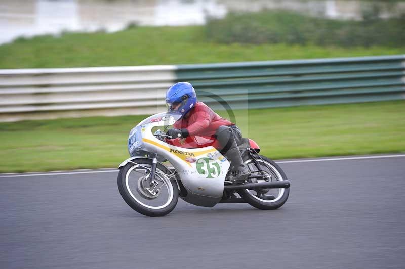Mallory park Leicestershire;Mallory park photographs;Motorcycle action photographs;classic bikes;event digital images;eventdigitalimages;mallory park;no limits trackday;peter wileman photography;vintage bikes;vintage motorcycles;vmcc festival 1000 bikes