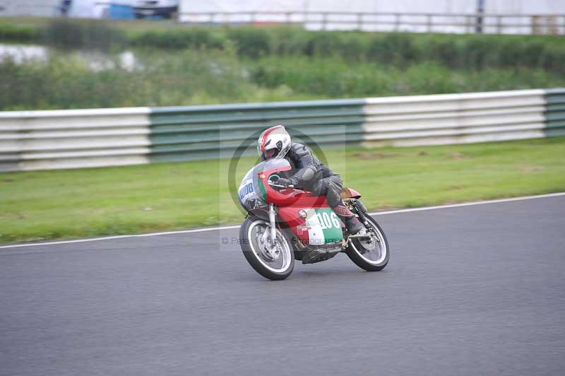 Mallory park Leicestershire;Mallory park photographs;Motorcycle action photographs;classic bikes;event digital images;eventdigitalimages;mallory park;no limits trackday;peter wileman photography;vintage bikes;vintage motorcycles;vmcc festival 1000 bikes