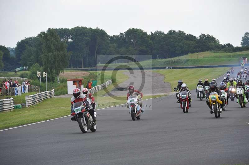 Mallory park Leicestershire;Mallory park photographs;Motorcycle action photographs;classic bikes;event digital images;eventdigitalimages;mallory park;no limits trackday;peter wileman photography;vintage bikes;vintage motorcycles;vmcc festival 1000 bikes