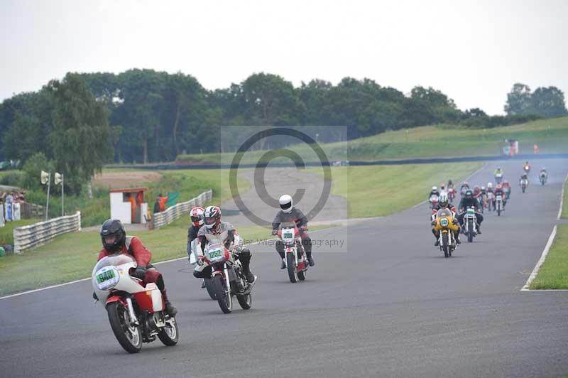 Mallory park Leicestershire;Mallory park photographs;Motorcycle action photographs;classic bikes;event digital images;eventdigitalimages;mallory park;no limits trackday;peter wileman photography;vintage bikes;vintage motorcycles;vmcc festival 1000 bikes