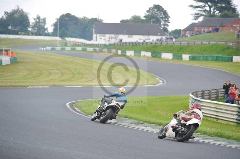 Mallory park Leicestershire;Mallory park photographs;Motorcycle action photographs;classic bikes;event digital images;eventdigitalimages;mallory park;no limits trackday;peter wileman photography;vintage bikes;vintage motorcycles;vmcc festival 1000 bikes