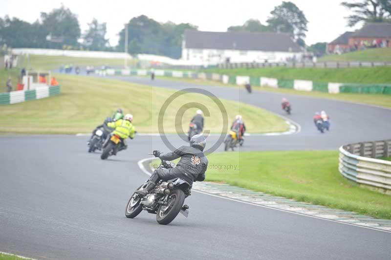 Mallory park Leicestershire;Mallory park photographs;Motorcycle action photographs;classic bikes;event digital images;eventdigitalimages;mallory park;no limits trackday;peter wileman photography;vintage bikes;vintage motorcycles;vmcc festival 1000 bikes