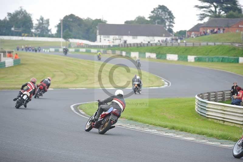 Mallory park Leicestershire;Mallory park photographs;Motorcycle action photographs;classic bikes;event digital images;eventdigitalimages;mallory park;no limits trackday;peter wileman photography;vintage bikes;vintage motorcycles;vmcc festival 1000 bikes