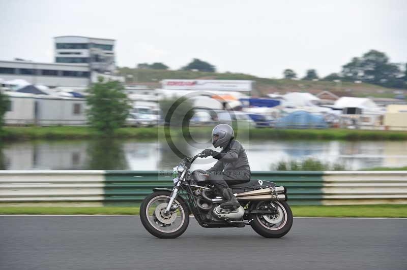 Mallory park Leicestershire;Mallory park photographs;Motorcycle action photographs;classic bikes;event digital images;eventdigitalimages;mallory park;no limits trackday;peter wileman photography;vintage bikes;vintage motorcycles;vmcc festival 1000 bikes