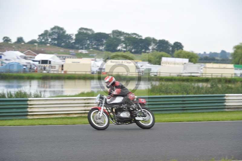 Mallory park Leicestershire;Mallory park photographs;Motorcycle action photographs;classic bikes;event digital images;eventdigitalimages;mallory park;no limits trackday;peter wileman photography;vintage bikes;vintage motorcycles;vmcc festival 1000 bikes