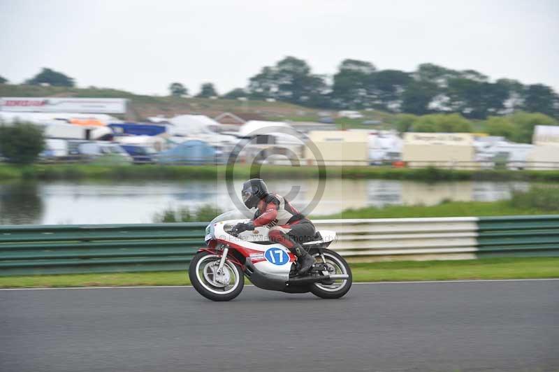 Mallory park Leicestershire;Mallory park photographs;Motorcycle action photographs;classic bikes;event digital images;eventdigitalimages;mallory park;no limits trackday;peter wileman photography;vintage bikes;vintage motorcycles;vmcc festival 1000 bikes